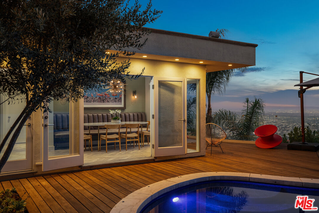 2137 Sunset Plaza Dr