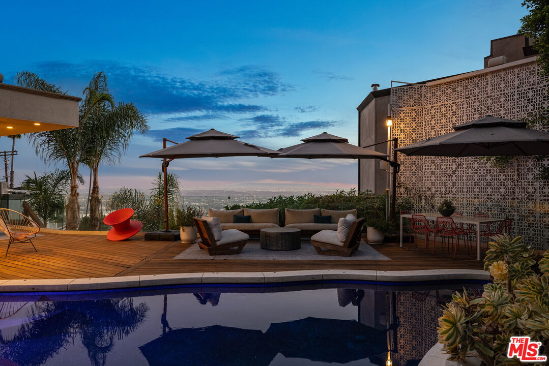 2137 Sunset Plaza Dr