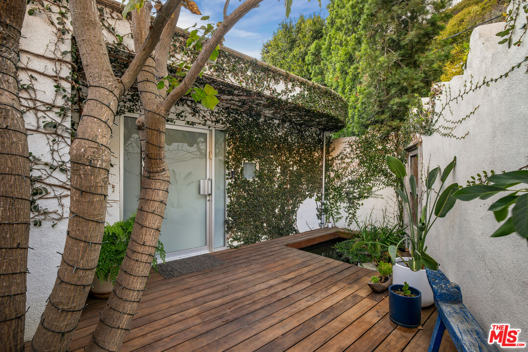 2137 Sunset Plaza Dr