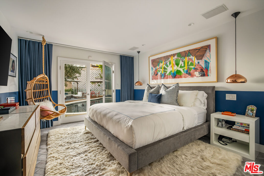 2137 Sunset Plaza Dr