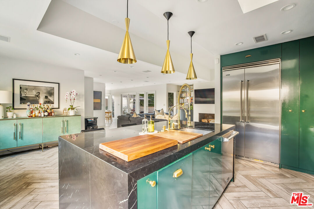 2137 Sunset Plaza Dr