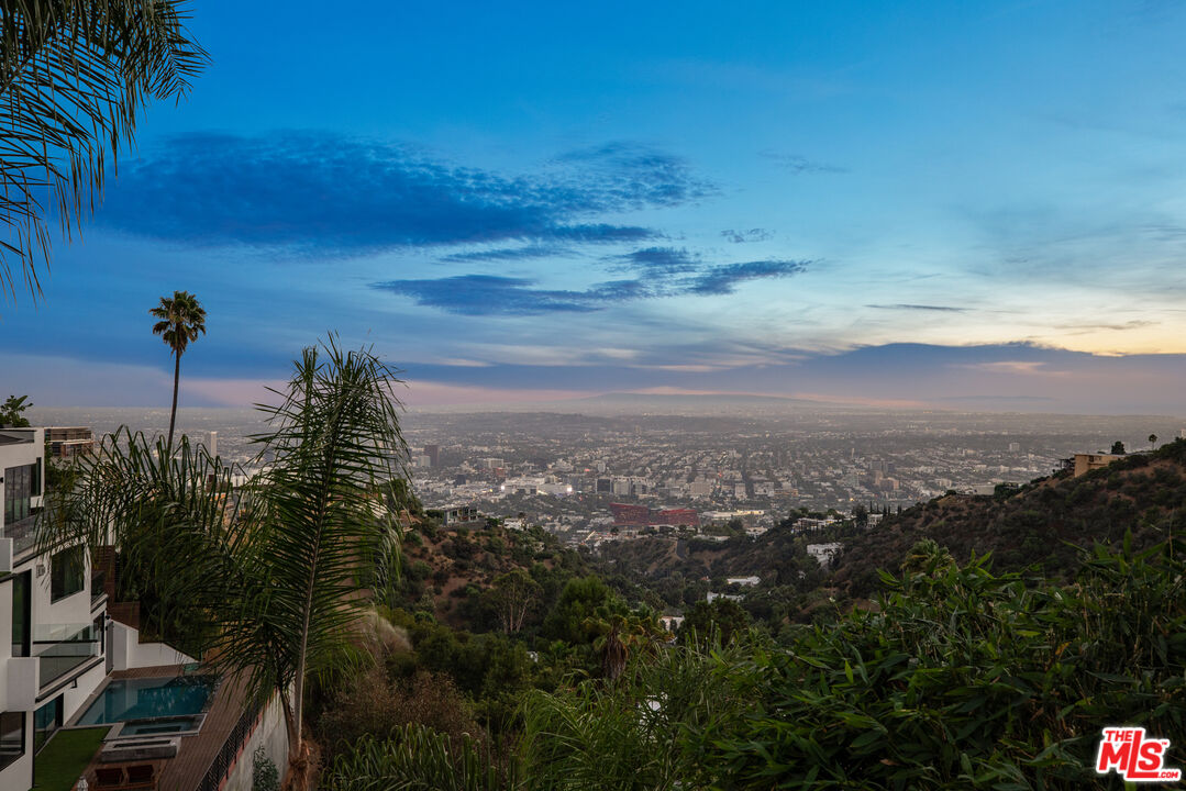 2137 Sunset Plaza Dr