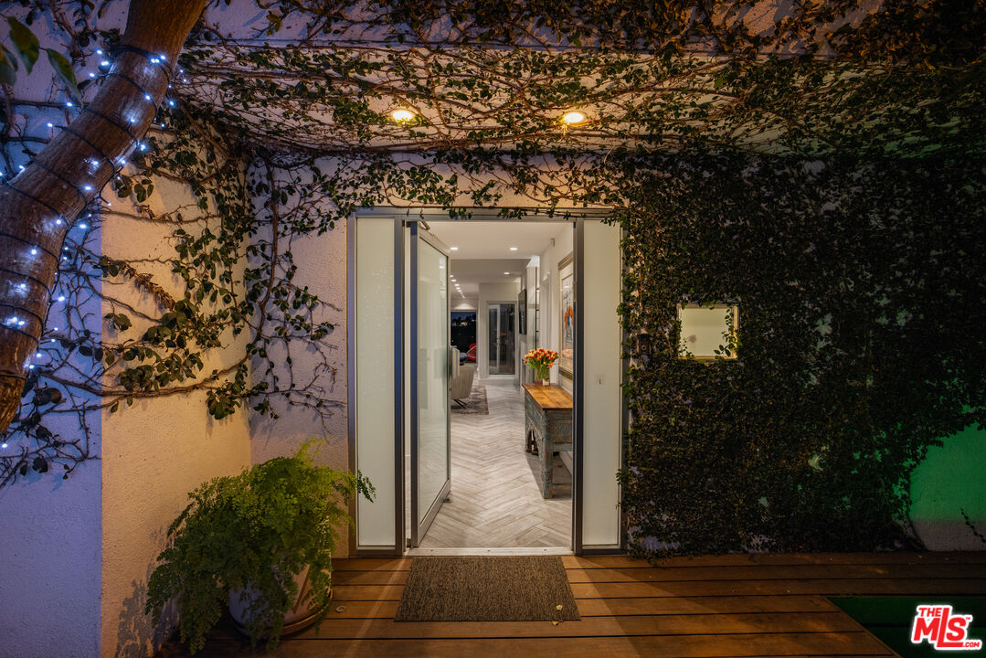 2137 Sunset Plaza Dr