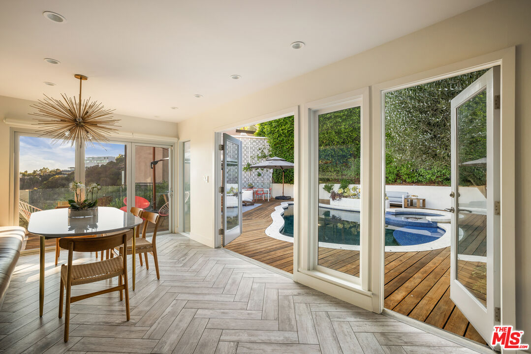 2137 Sunset Plaza Dr