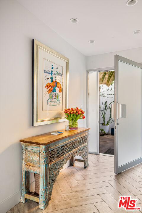 2137 Sunset Plaza Dr