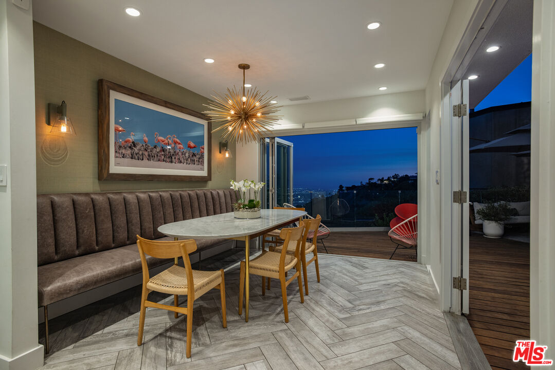 2137 Sunset Plaza Dr