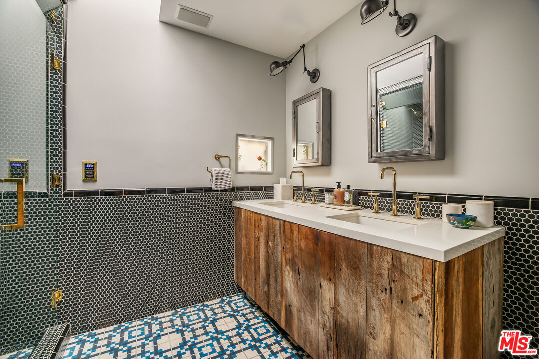 2137 Sunset Plaza Dr