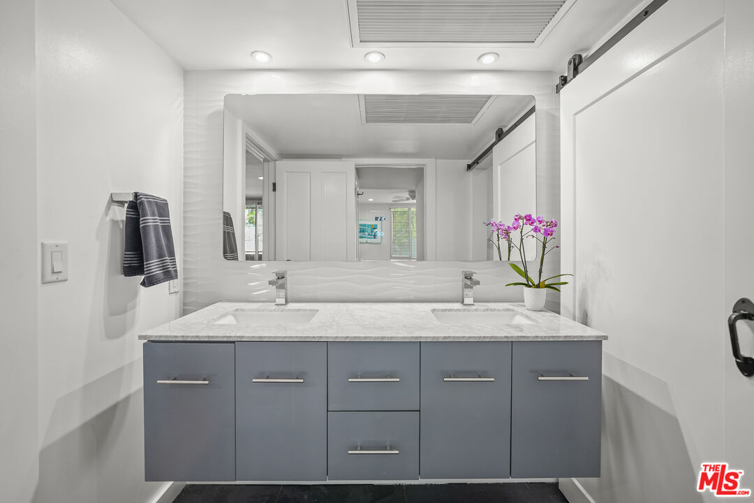 8530 Holloway Dr Unit: 215