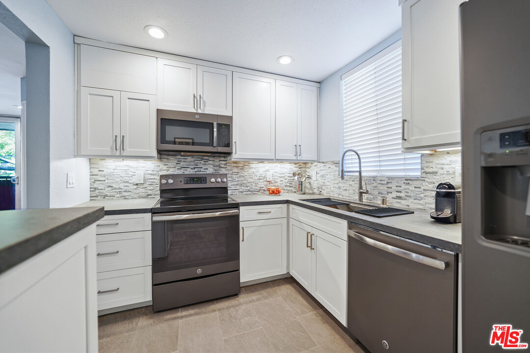 8530 Holloway Dr Unit: 215