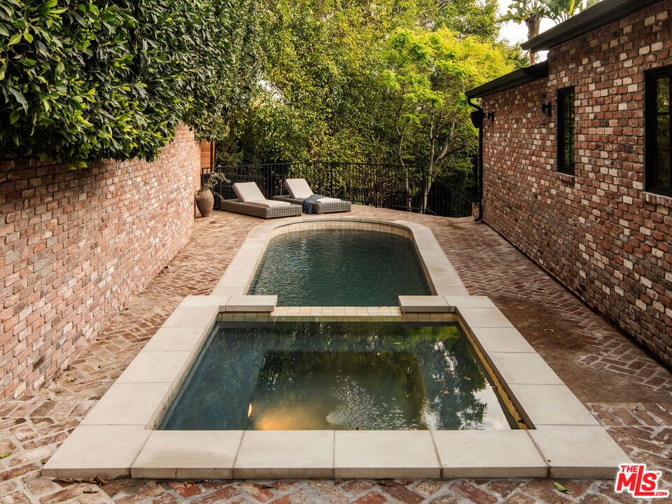 1524 Sunset Plaza Dr