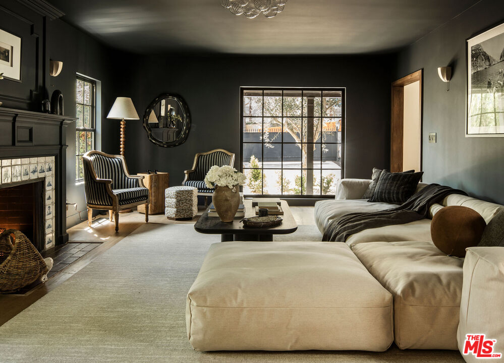 1524 Sunset Plaza Dr