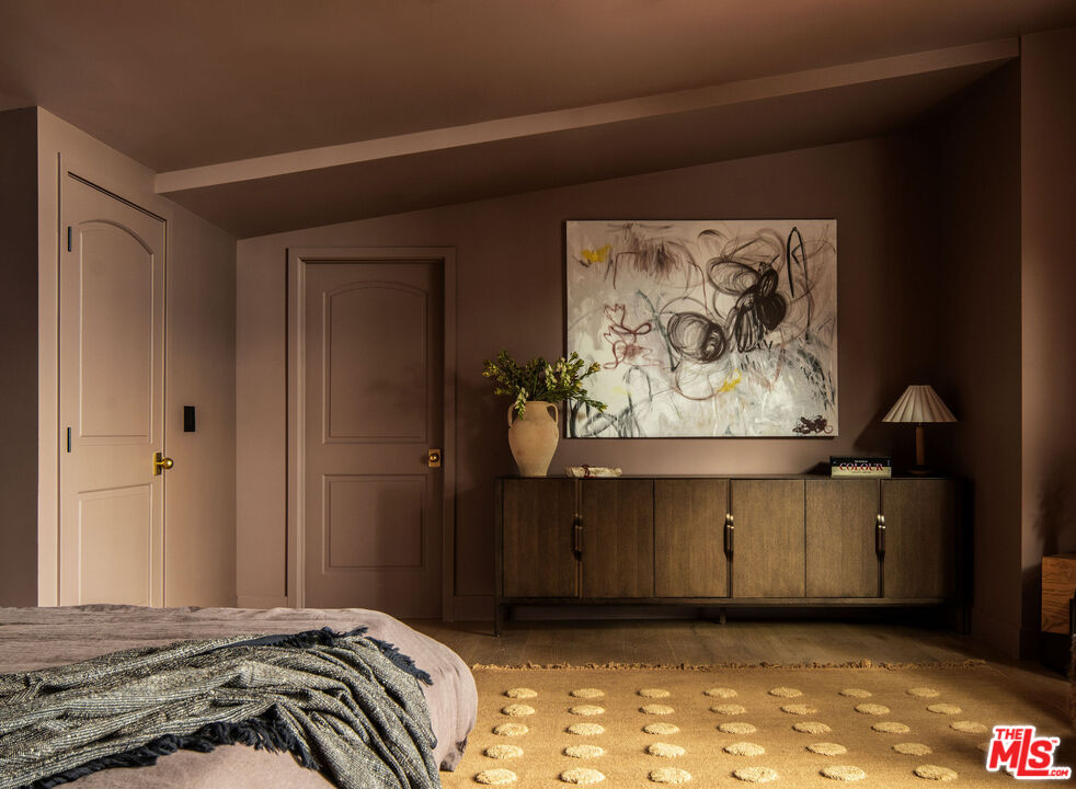 1524 Sunset Plaza Dr