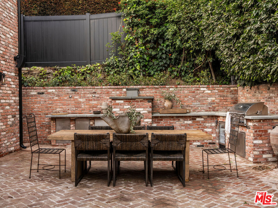 1524 Sunset Plaza Dr