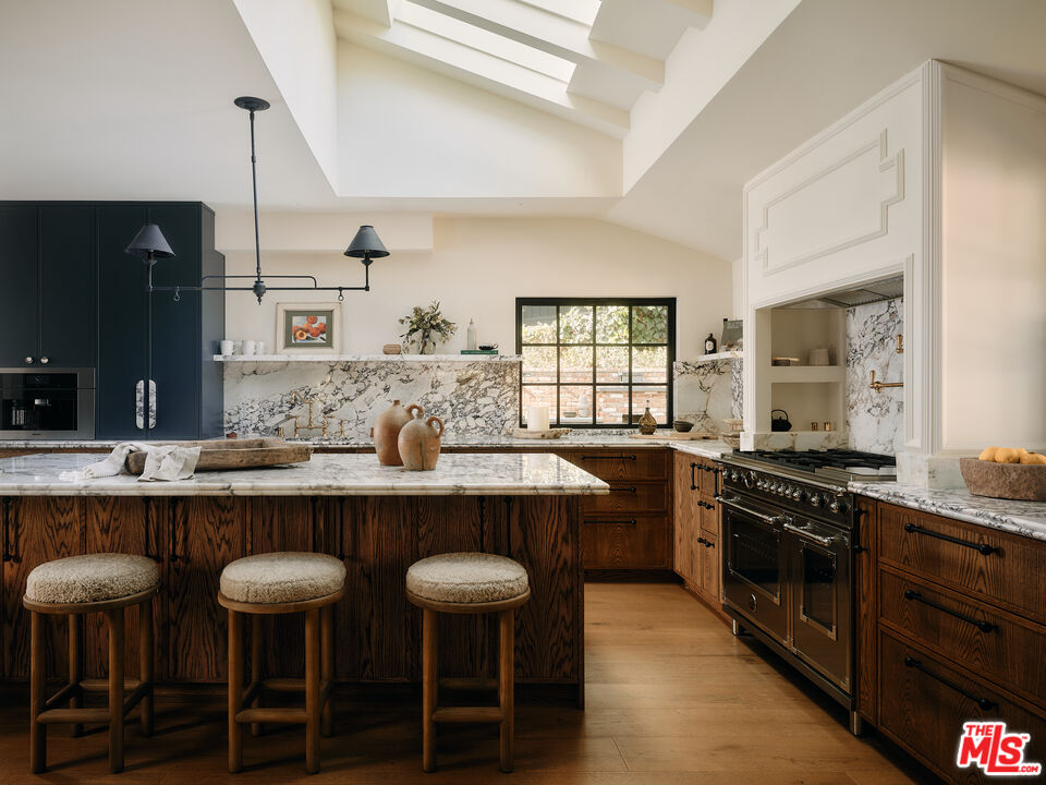 1524 Sunset Plaza Dr