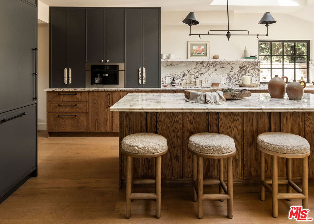 1524 Sunset Plaza Dr