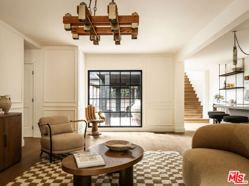 1524 Sunset Plaza Dr