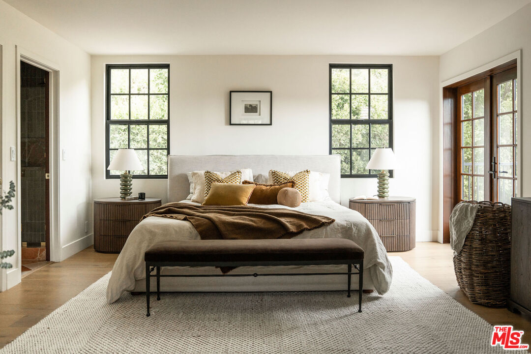 1524 Sunset Plaza Dr