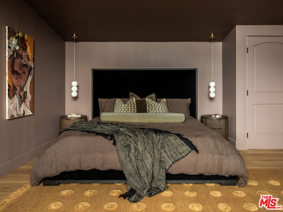 1524 Sunset Plaza Dr