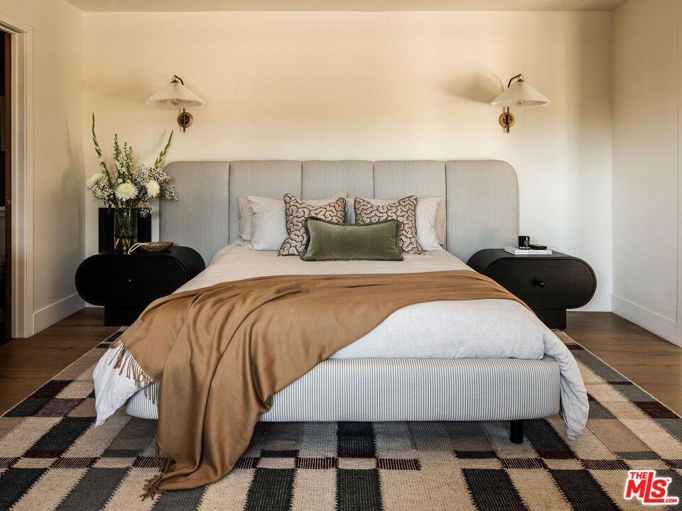 1524 Sunset Plaza Dr