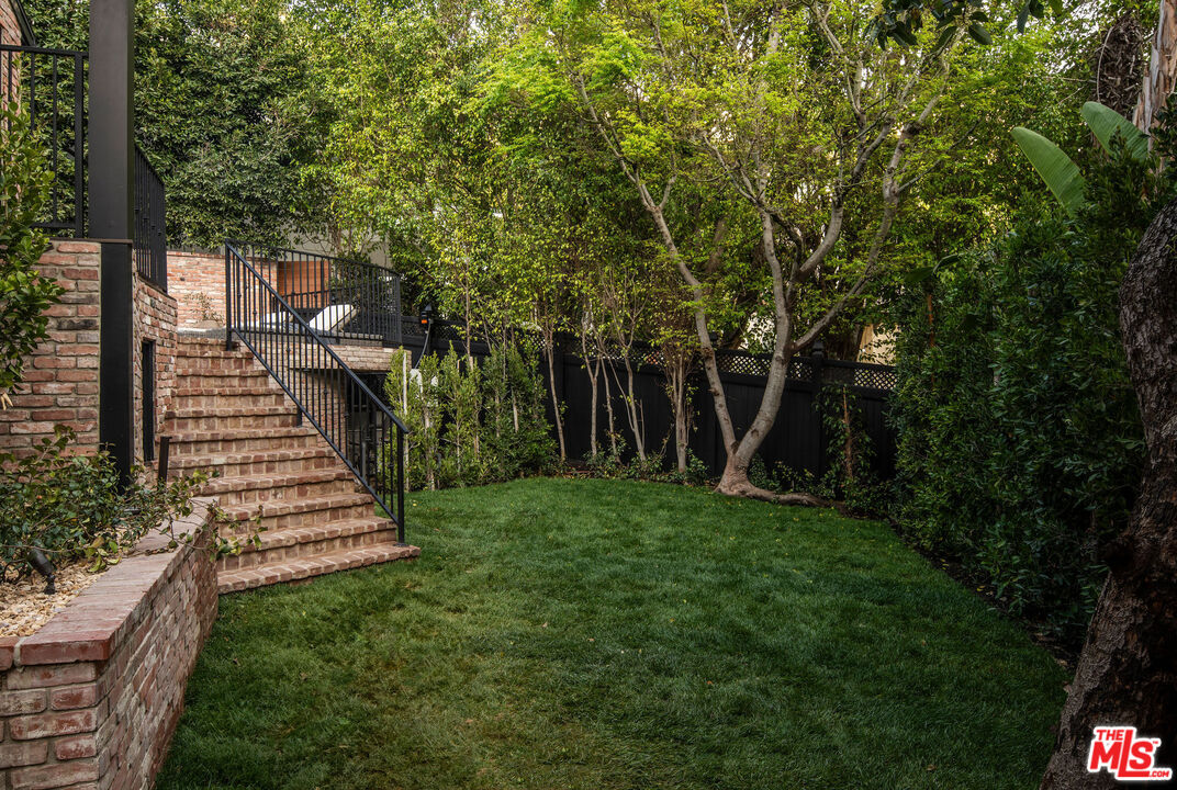 1524 Sunset Plaza Dr