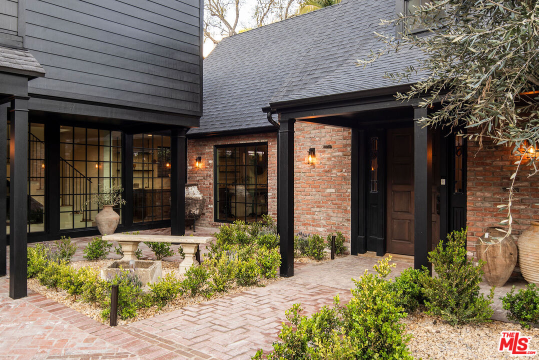 1524 Sunset Plaza Dr