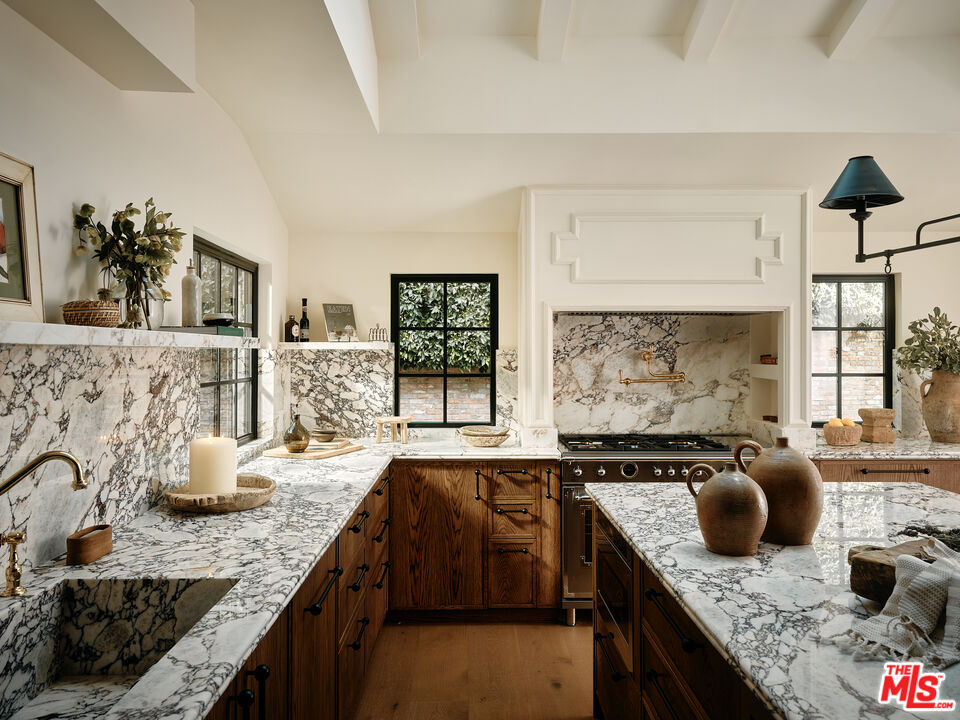 1524 Sunset Plaza Dr