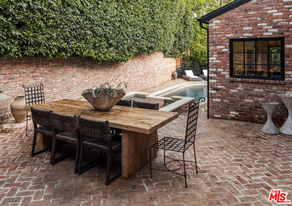 1524 Sunset Plaza Dr