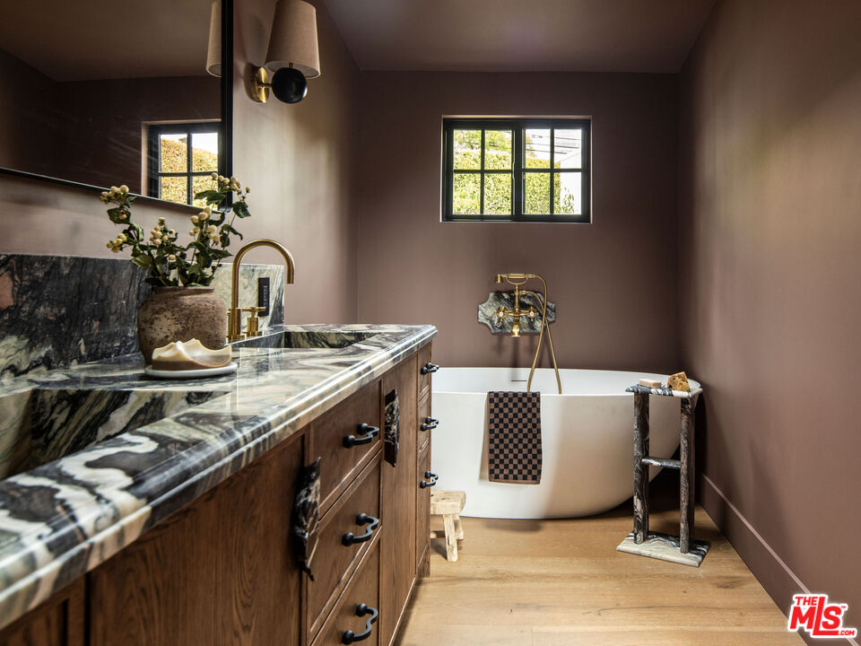 1524 Sunset Plaza Dr