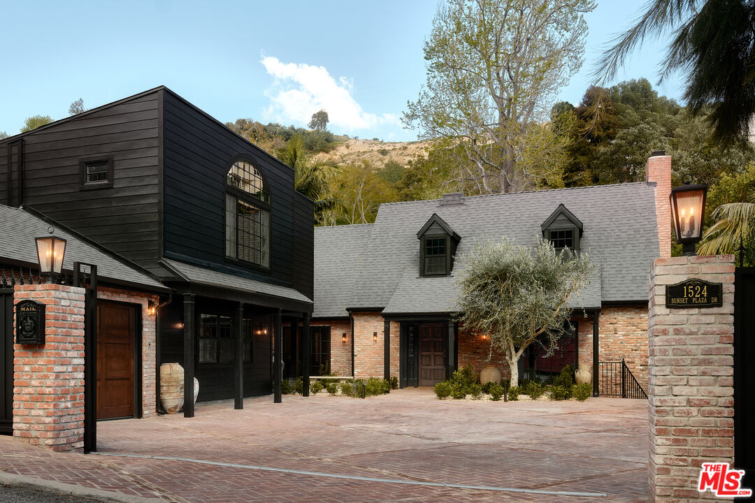 1524 Sunset Plaza Dr