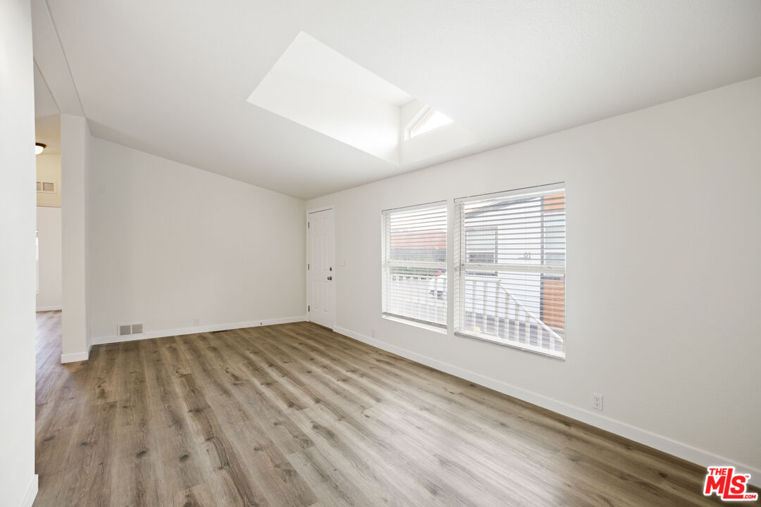 8250 Lankershim Blvd Unit: 33