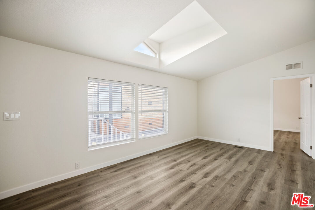 8250 Lankershim Blvd Unit: 33