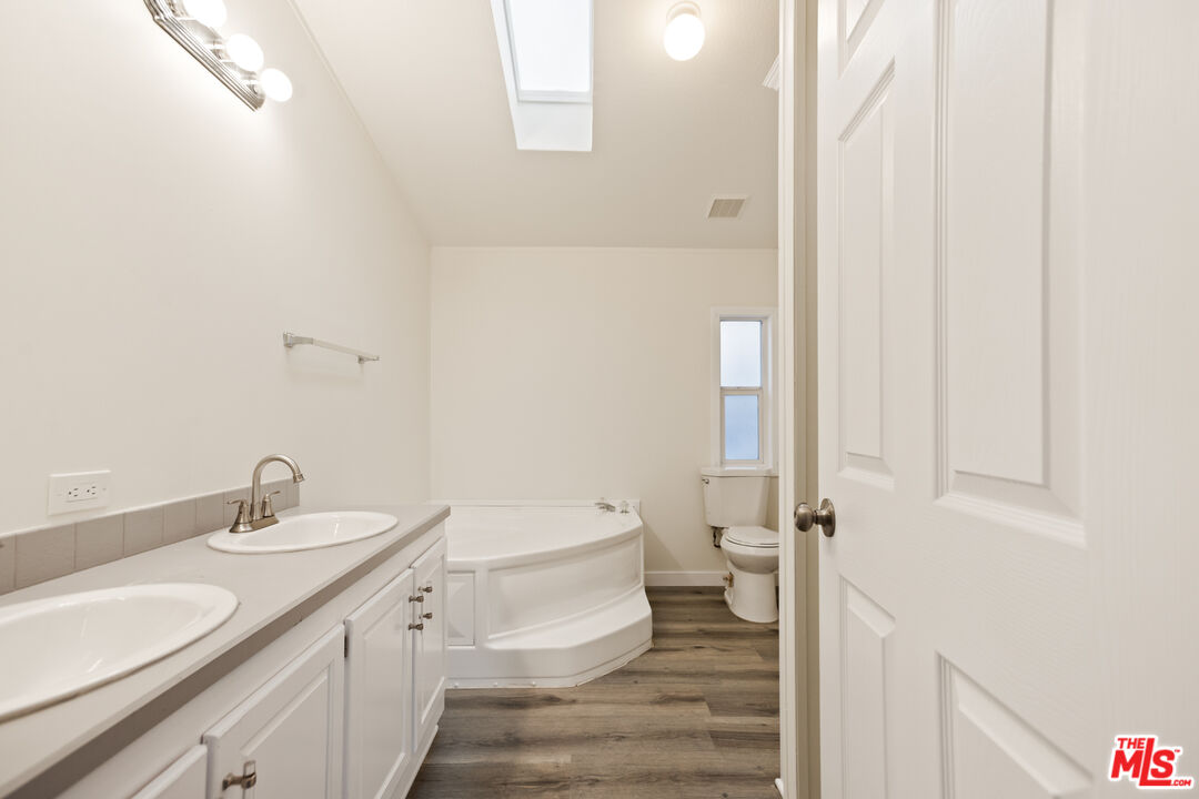 8250 Lankershim Blvd Unit: 33