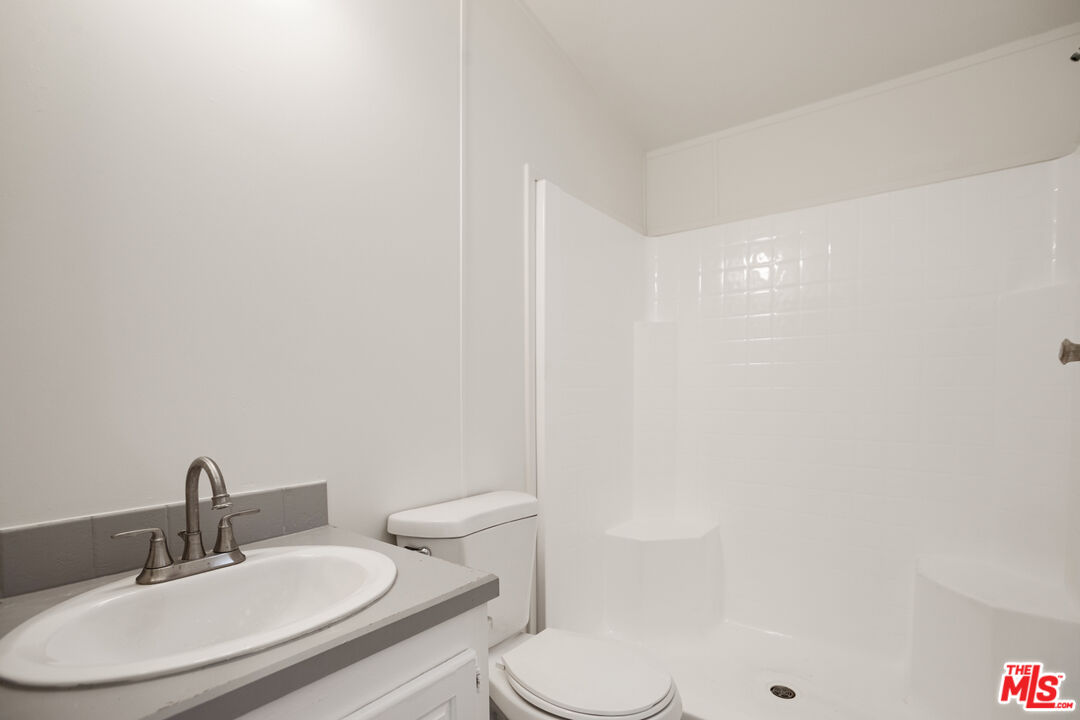 8250 Lankershim Blvd Unit: 33