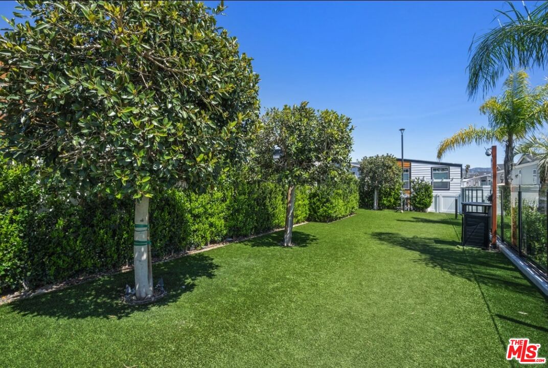 8250 Lankershim Blvd Unit: 33