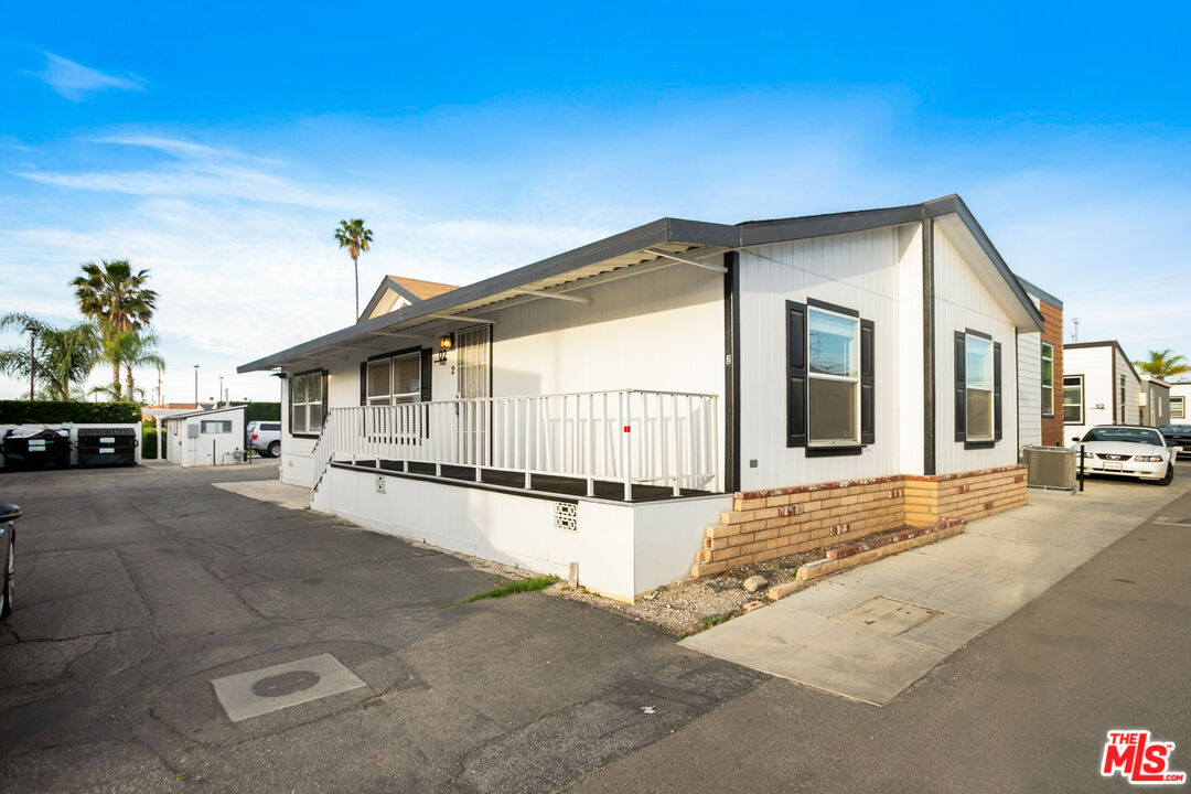 8250 Lankershim Blvd Unit: 33