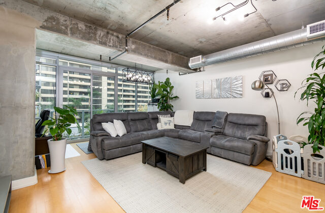 645 W 9Th St Unit: 435