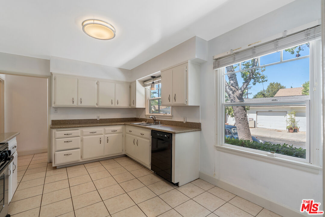 4823 Topanga Canyon Blvd