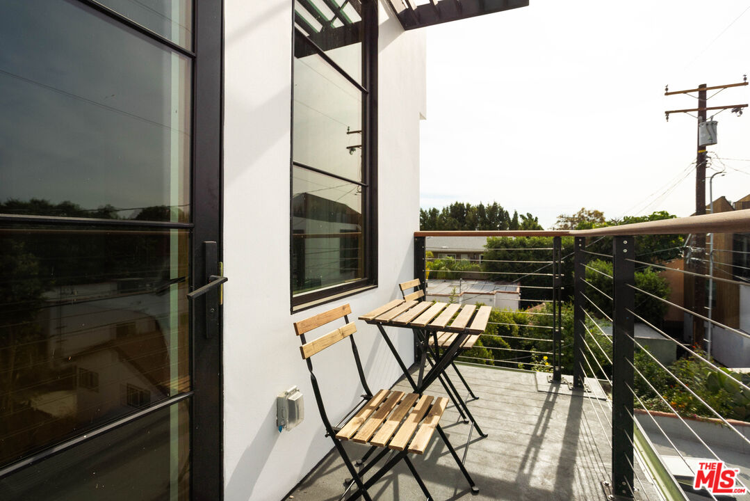 547 N Sweetzer Ave Unit: 201