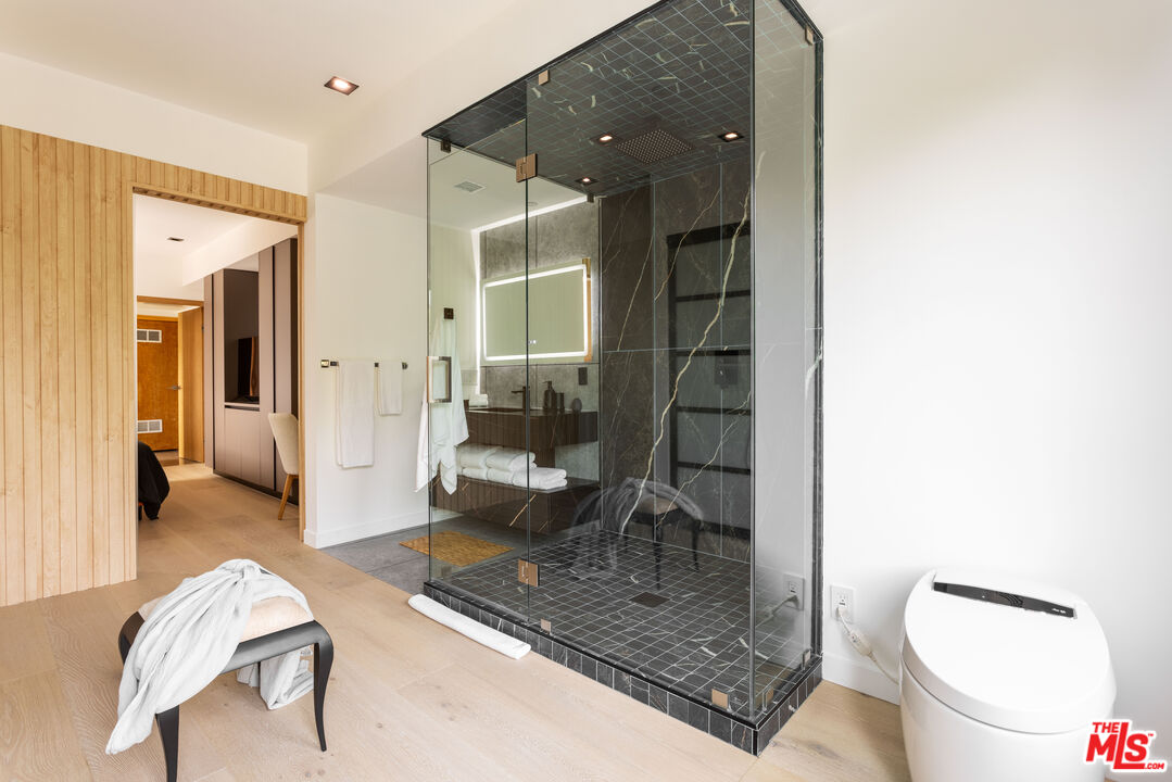 547 N Sweetzer Ave Unit: 201