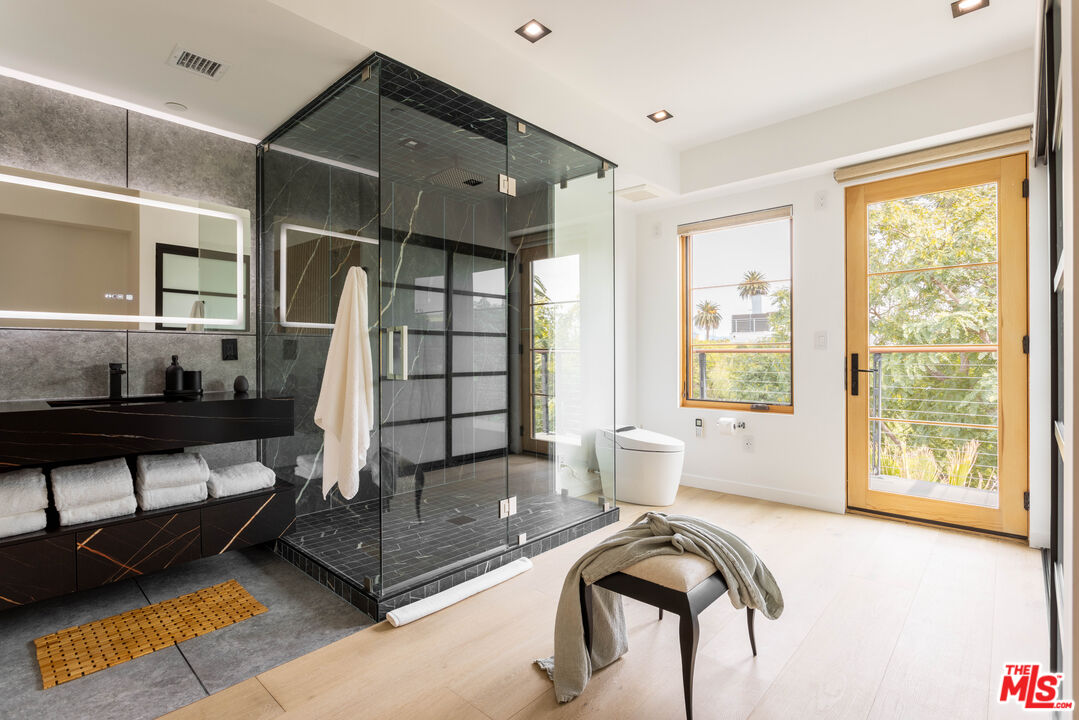 547 N Sweetzer Ave Unit: 201