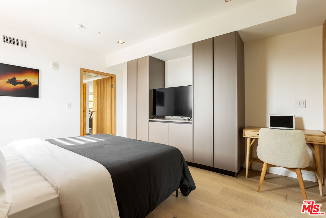 547 N Sweetzer Ave Unit: 201