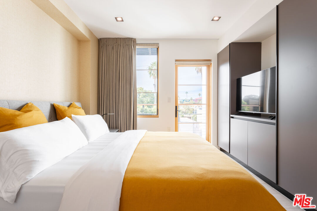 547 N Sweetzer Ave Unit: 201