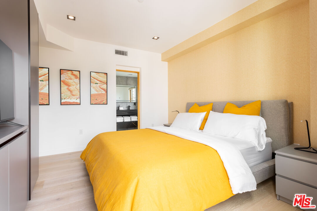 547 N Sweetzer Ave Unit: 201