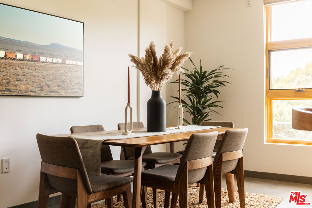 547 N Sweetzer Ave Unit: 201