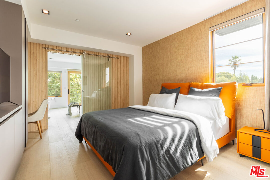 547 N Sweetzer Ave Unit: 201