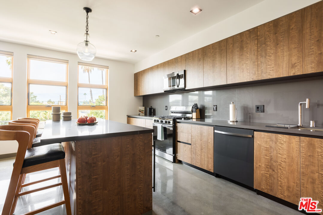 547 N Sweetzer Ave Unit: 201