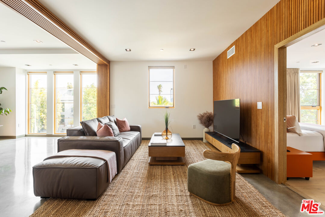 547 N Sweetzer Ave Unit: 102