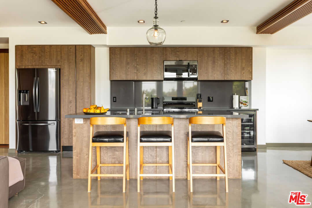 547 N Sweetzer Ave Unit: 102