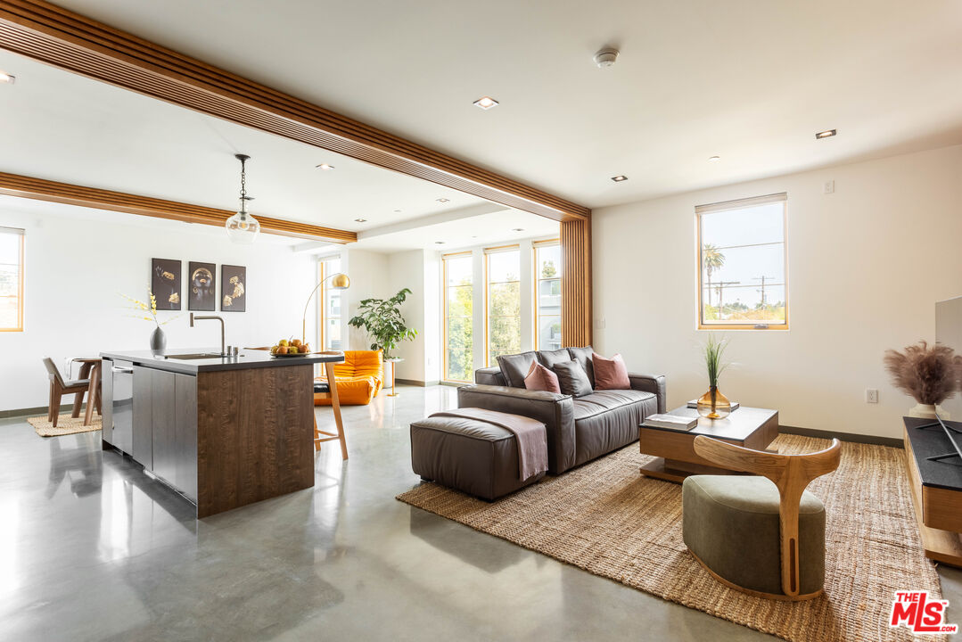 547 N Sweetzer Ave Unit: 102