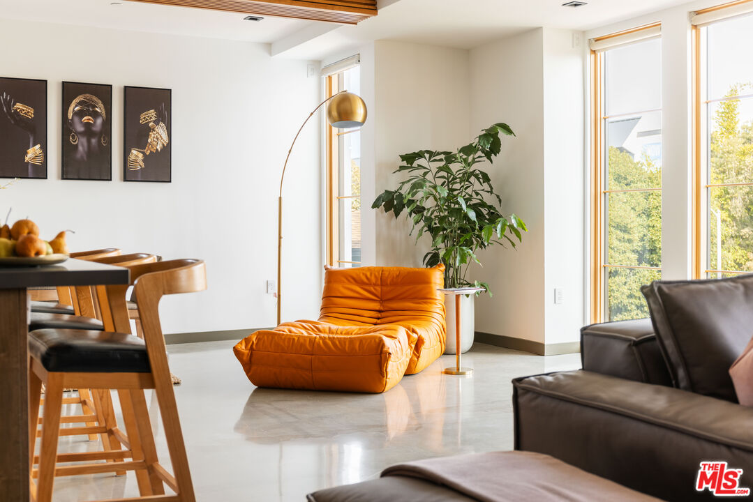 547 N Sweetzer Ave Unit: 102